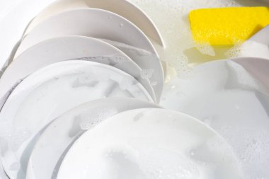 Bulaşık yıkama, kirli bulaşıklar mutfak lavabosunda..