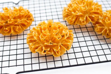 Susamlı gevrek nilüfer çiçeği kurabiyesi