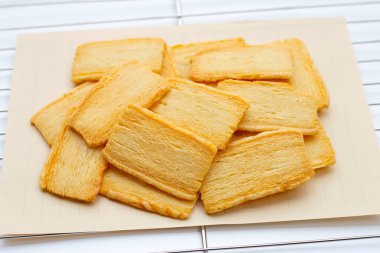 Peynir gevrekleri paslanmaz çelik soğutma rafında.