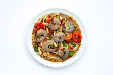 Beyaz tabakta karidesli Papaya salatası