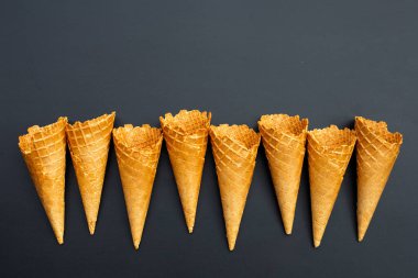 Koyu arkaplanda boş dondurma külahı.