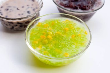 Hindistan cevizi sütünde muhallebi incileriyle mısır.