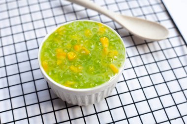 Hindistan cevizi sütünde muhallebi incileriyle mısır.