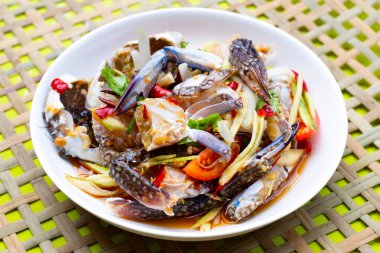 Mavi yengeç ile baharatlı yeşil mango salatası