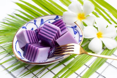 Kelebek bezelyesi ve hindistan cevizi sütü jölesi.