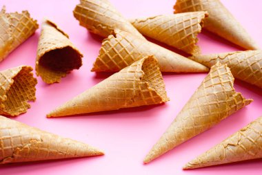 Pembe arka planda boş dondurma külahı.