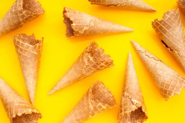 Sarı arka planda boş dondurma külahı.