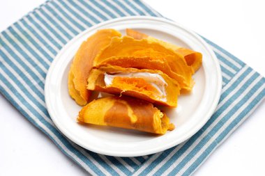 Beyaz arka plan üzerinde Tay gevrek krep.