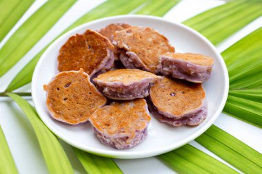 Beyaz arka planda hindistan cevizli krep..