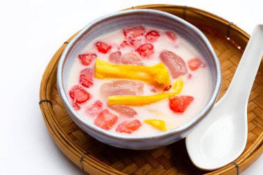 Tatlı hindistan cevizi sütünde kırmızı yakut