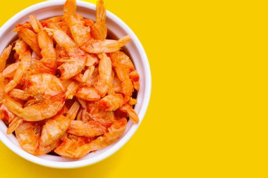 Sarı arka planda kurutulmuş karides..