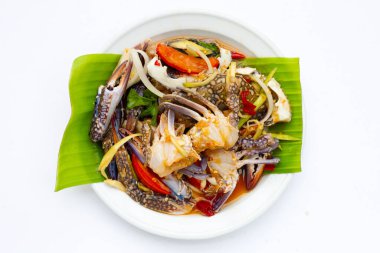 Mavi yengeç ile baharatlı yeşil mango salatası