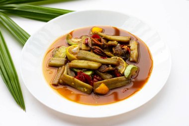 Lotus saplı baharatlı salata. Tayland yemeği tarifleri.