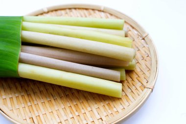 Lotus beyaz arkaplanda yer alır.