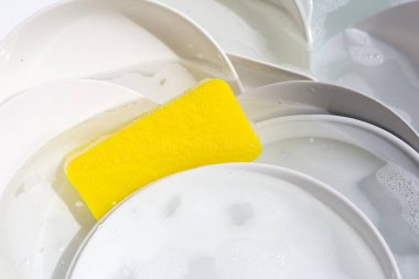 Bulaşık yıkama, kirli bulaşıklar mutfak lavabosunda..