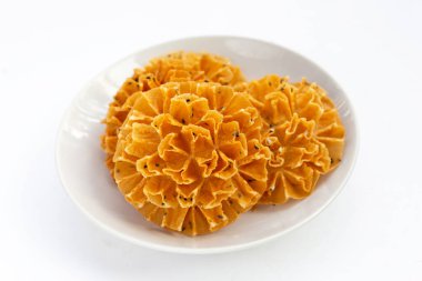 Beyaz arka planda gevrek nilüfer çiçeği kurabiyesi.