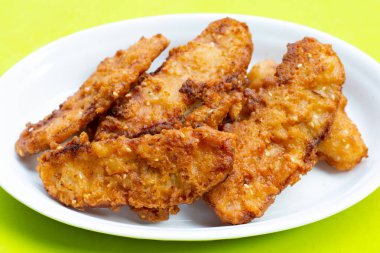 Yeşil arka planda kızarmış muz..