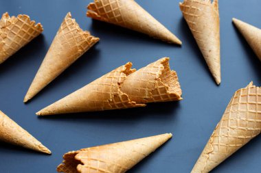 Koyu arkaplanda boş dondurma külahı.