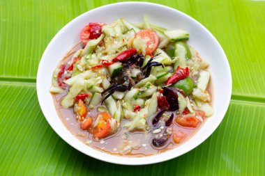 Tabakta baharatlı salatalık.