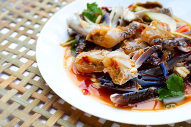 Mavi yengeç ile baharatlı yeşil mango salatası