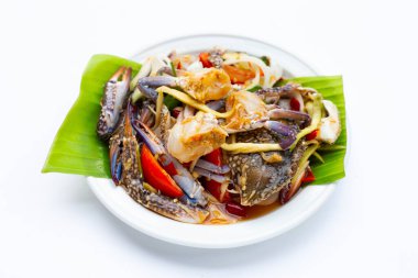 Mavi yengeç ile baharatlı yeşil mango salatası