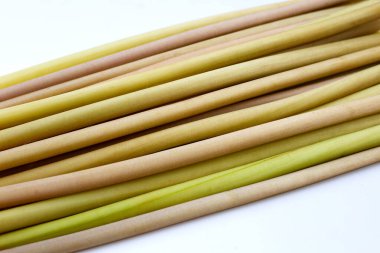 Lotus beyaz arkaplanda yer alır.