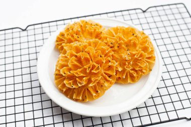 Beyaz arka planda gevrek nilüfer çiçeği kurabiyesi.