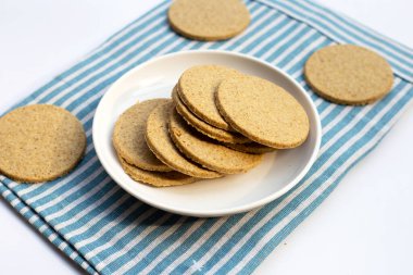 Beyaz arkaplanda yulaf keki.