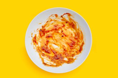 Sarı arka planda kirli tabak. Üst görünüm