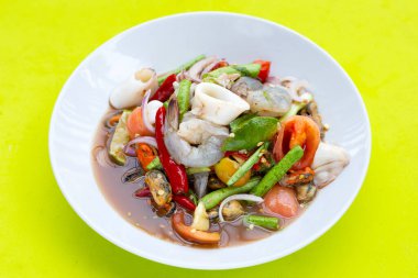 Deniz mahsullü Tayland baharatlı salatası.