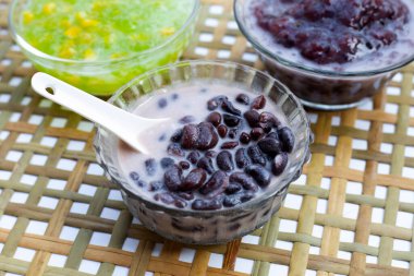 Hindistan cevizi sütü içinde siyah fasulye.