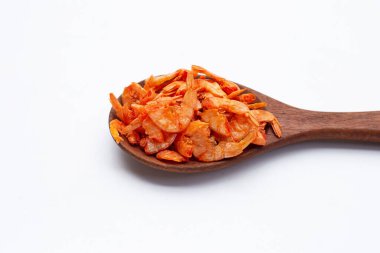 Beyaz arkaplanda kurumuş karides.