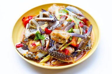 Mavi yengeç ile baharatlı yeşil mango salatası