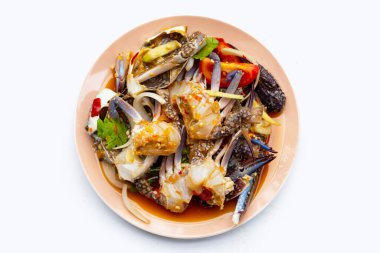 Mavi yengeç ile baharatlı yeşil mango salatası