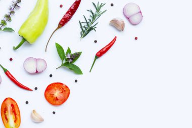 Yemek malzemeleri, çeşitli taze sebzeler ve beyaz arka planda bitkiler. Sağlıklı yeme kavramı