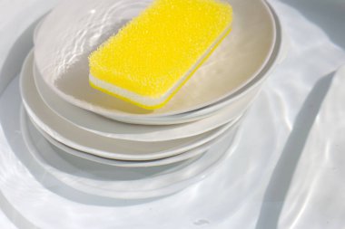 Bulaşık yıkama, kirli bulaşıklar mutfak lavabosunda..