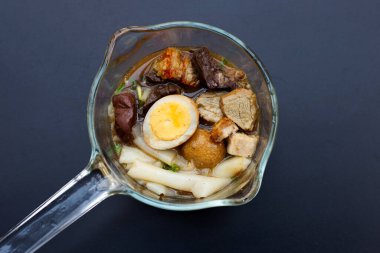 Çin usulü haşlanmış makarna ve domuz çorbası.