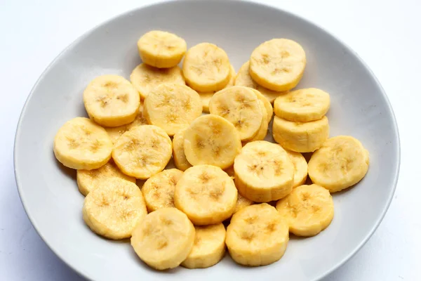 Банановые Ломтики Белой Тарелке — стоковое фото