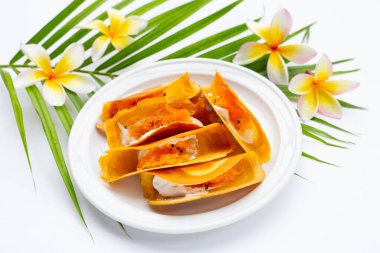 Beyaz arka plan üzerinde Tay gevrek krep.