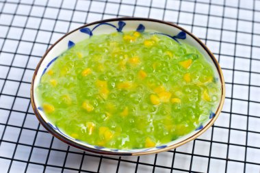 Hindistan cevizi sütünde muhallebi incileriyle mısır.