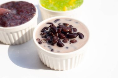 Hindistan cevizi sütü içinde siyah fasulye. 