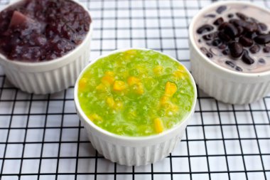 Hindistan cevizinde muhallebi incileriyle mısır. 