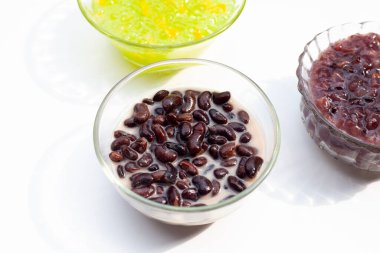 Hindistan cevizi sütü içinde siyah fasulye.