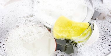 Bulaşık yıkama, mutfak lavabosunda sırılsıklam olmuş mutfak aletlerini kapatma..