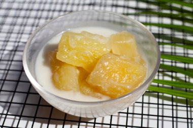 Hindistan cevizi sütüyle pekmezli tapyoka.