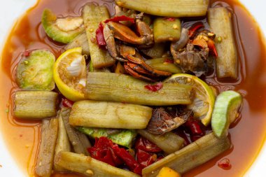 Lotus saplı baharatlı salata. Tayland yemeği tarifleri.