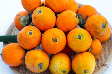 Beyaz arkaplanda Betel fındığı.