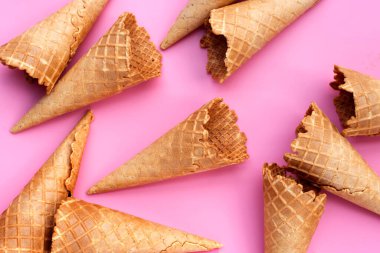 Pembe arka planda boş dondurma külahı.