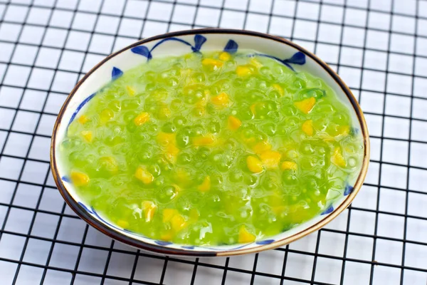 Hindistan cevizi sütünde muhallebi incileriyle mısır.