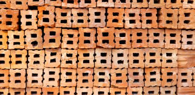 Kırmızı tuğlalar, turuncu kil tuğlalar.